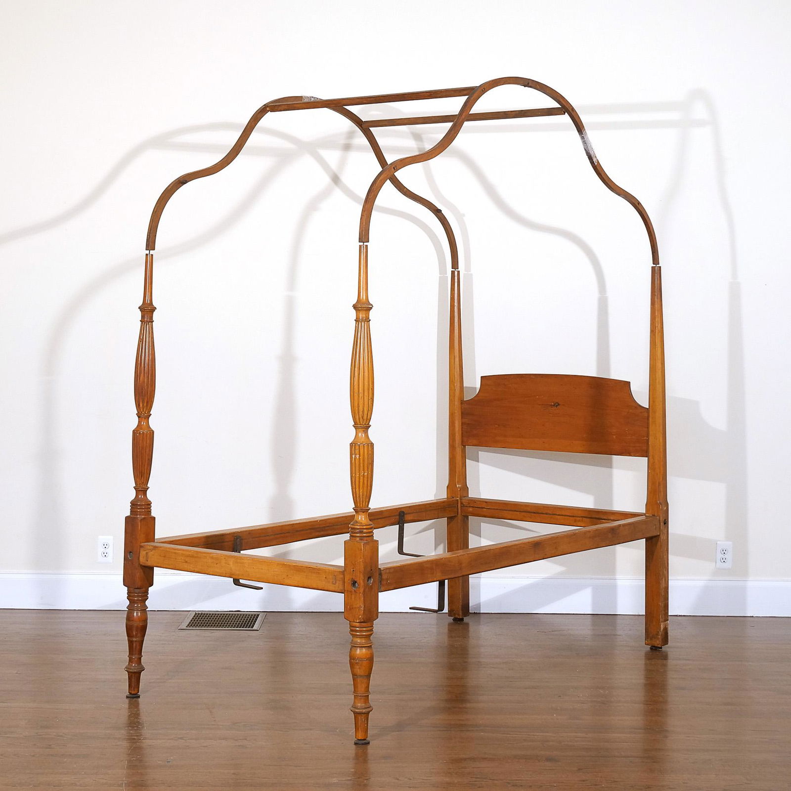 FEDERAL POST CANOPY BEDSTEAD (1 of 13)