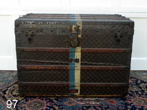 97) EARLY LOUIS VUITTON DAMIER CHECK TRUNK,: L.32", 22" X 20", MARQUE LOUIS VUITTON IN CHECKERED PATTERN, HANDLE MISSING ON ONE SIDE