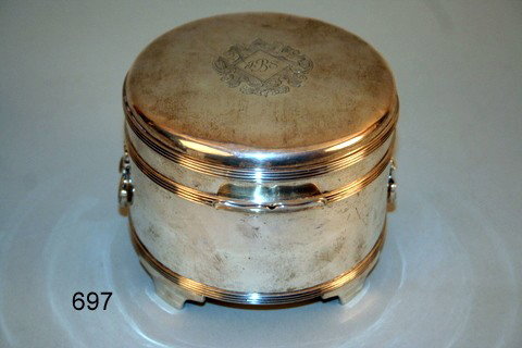 697) L. 19TH C. ENGLISH SILVER COV'D ROUND BOX : MOVEABLE SIDE, HANDLES AND HINGED LID, CA. 1898, HALLMARKED, CARTOUCHE ON LID W/INITIALS, COND.: LID EDGE DENT, MARKERS MK., 17 TOZ, DIA.. 5 1/2", H. 4"