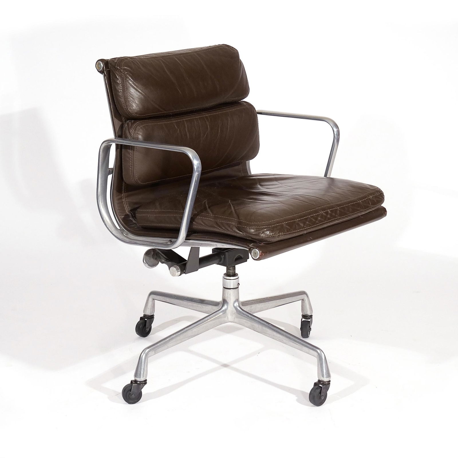 Eames Soft Pad Management Chair