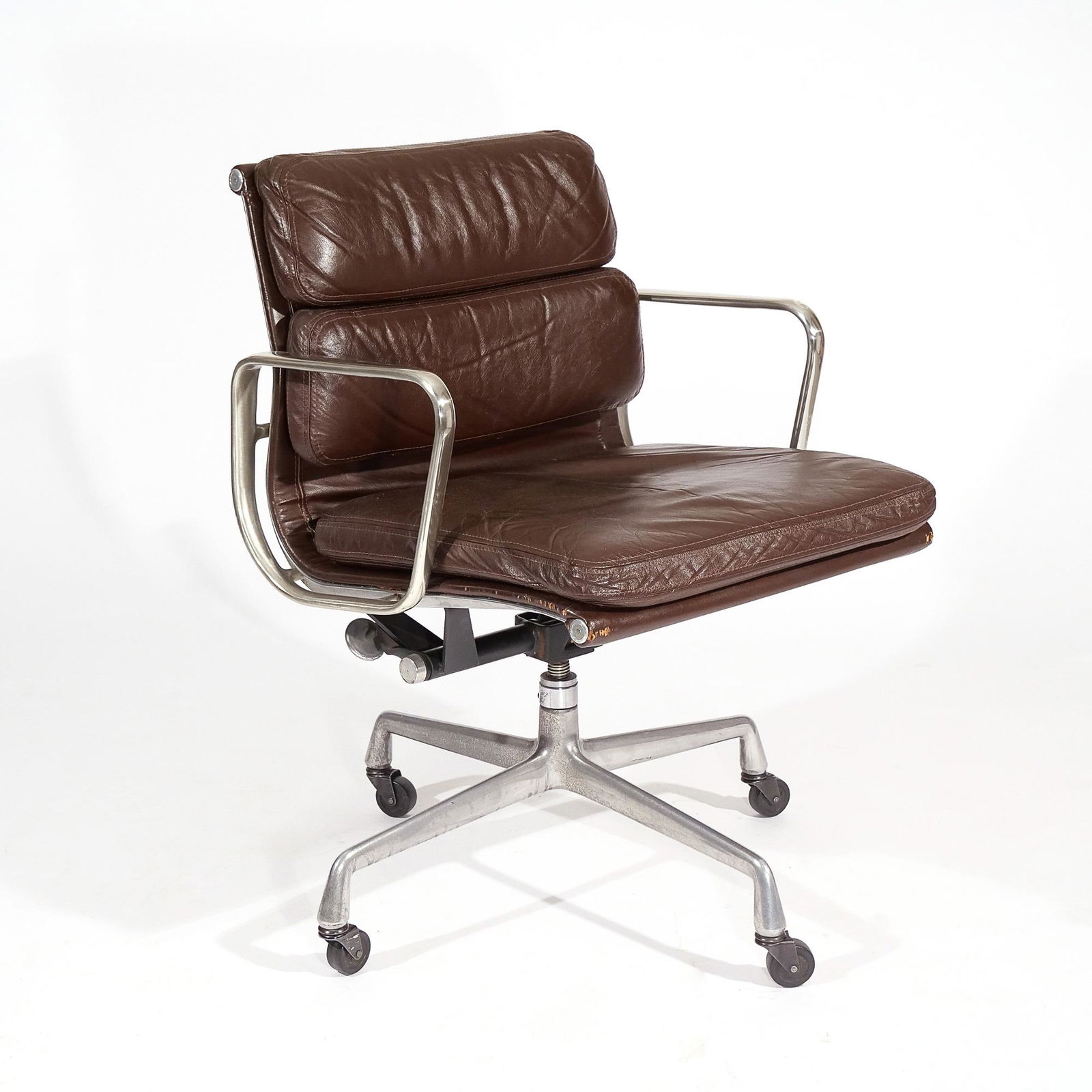 EAMES SOFT PAD MANAGEMENT CHAIR (1 of 14)