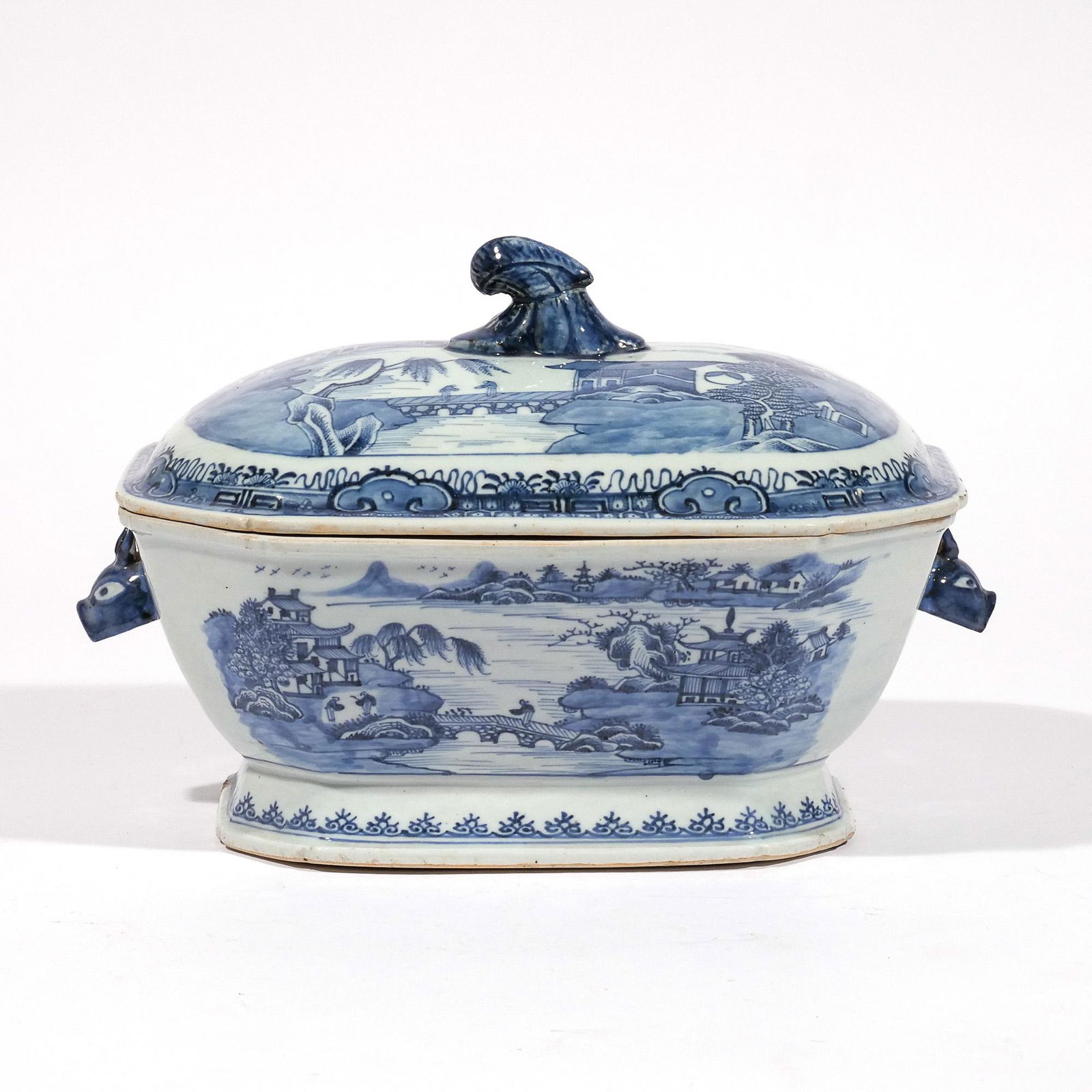 CHINESE EXPORT BLUE & WHITE COVERED TUREEN (1 of 10)