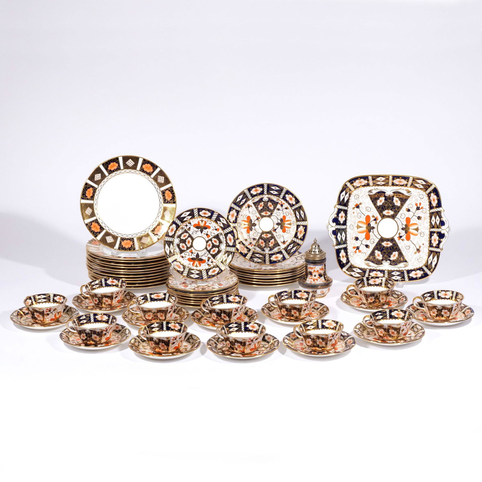 ROYAL CROWN DERBY "TRADITIONAL IMARI" CHINA (1 of 6)