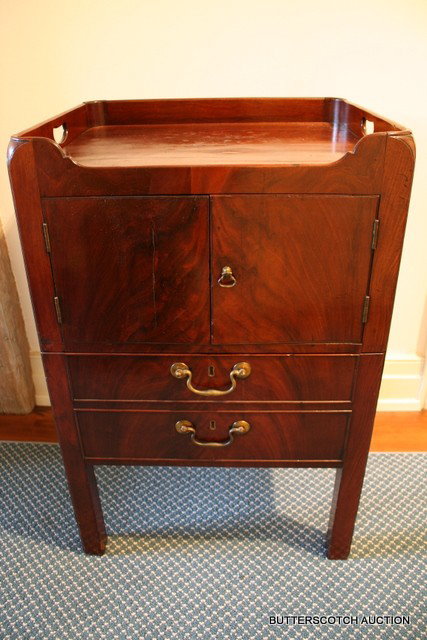 289) E. 19TH C. GEORGIAN MAHOGANY BEDSIDE COMMODE,: HAVING TRAY TOP , OVER DBL. DOORS, PULL-OUT LOWER SECTION CONVERT TO DRW W/DBL. FACING, H. 30', W. 22", D. 18"