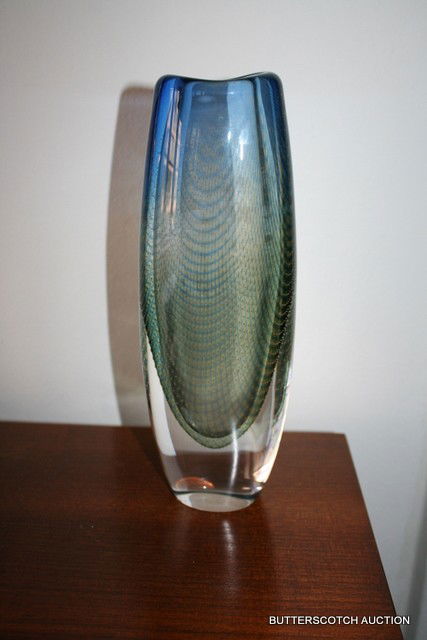 513) ORREFORS KRAKA/FISH NET PATTERN VASE DESIGNED BY: SVEN PALMQVIST, COND.: SICK GLASS, H. 10"