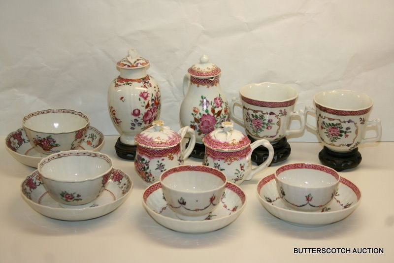 CHINESE EXPORT GROUP: 2 POT D 'CRÈMES,: 2 TEACUPS & SAUCERS, 2 DOUBLE HANDLE CUPS, 2 RICE BOWLS, 1 GINGER JAR, 1 COVERED PITCHER, 2 SHALLOW BOWLS