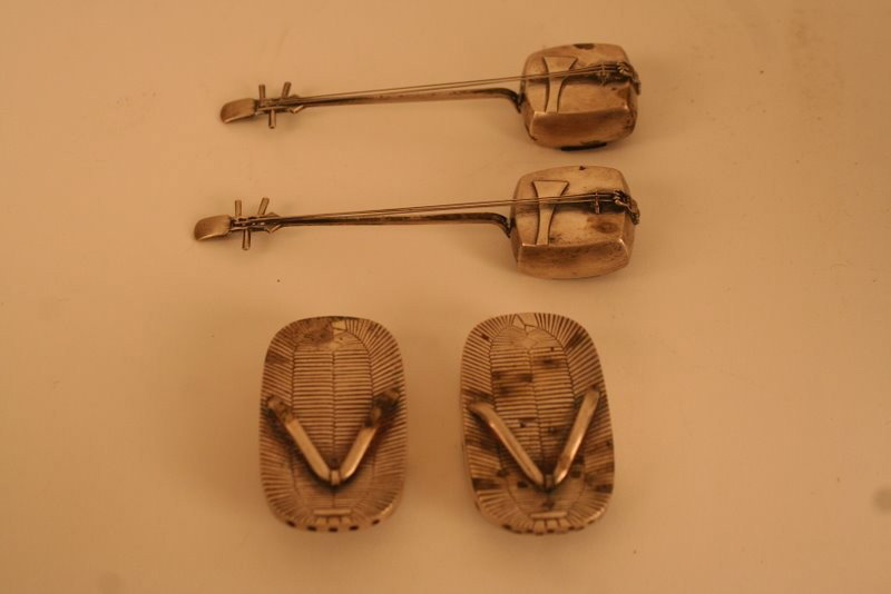 ) 2 PR. STERLING SILVER SALT & PEPPER SHAKER: MADE IN JAPAN/STERLING, L.4"; OTHER - SANDALS MKD. STERLING 950, L.2", TOT. WT. 2 TOZ