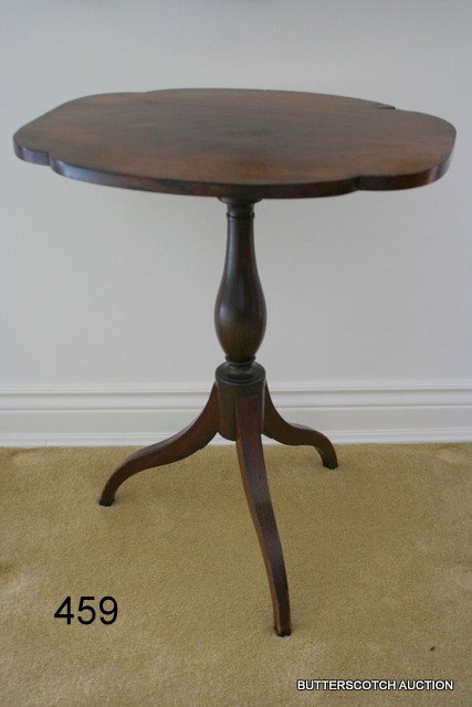 LATE FEDERAL MAHOGANY TILT TOP TRIPOD STAND W/: CLOVER LEAF TOP, SPIDER LEGS, TOP: 23¾ X 18 ½", H. 28 ½"