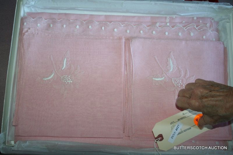 MISC GROUP OF LINENS, MOSTLY SETS OF PLACE MATS: & NAPKINS