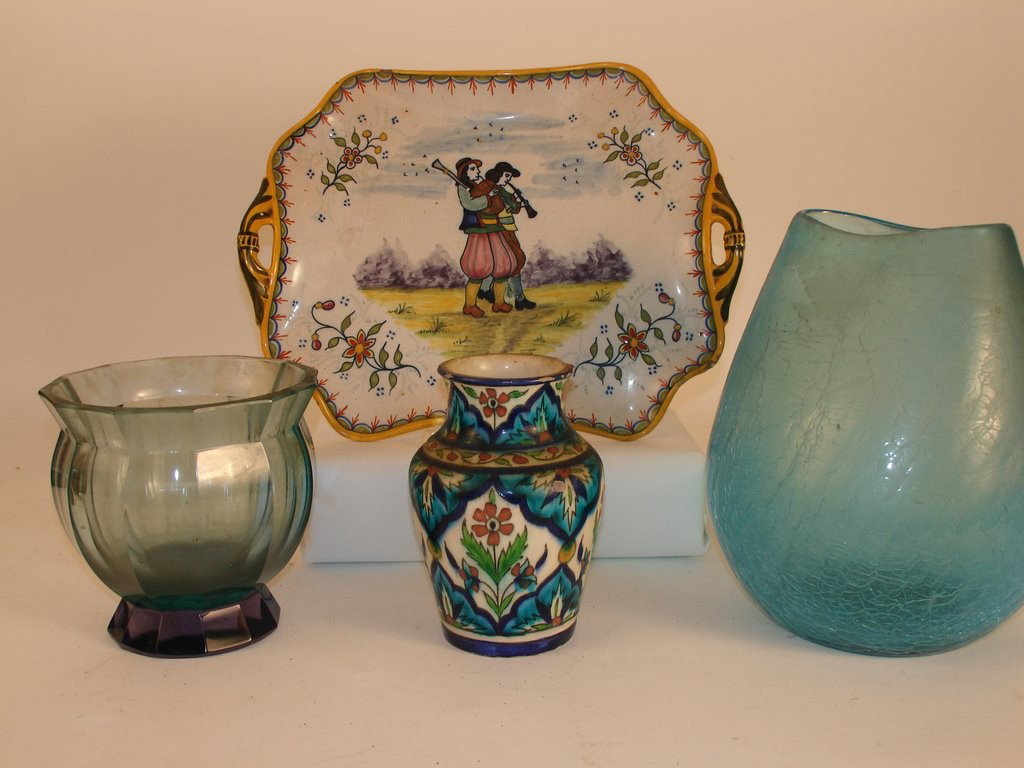 POTTERY & GLASS LOT: HUBAUDIERE QUIMPER: FAIENCE FOOTED TRAY W/OPEN HANDLES,FRITTING ALONG EDGE, 11 X 8"; 2-GLASS VASES & GREEK GLAZED VASE