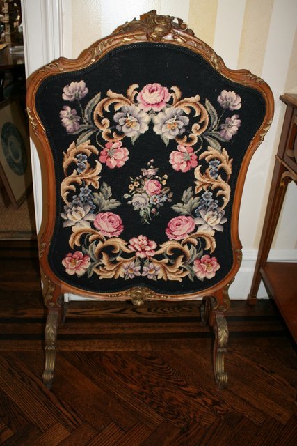 575) VICTORIAN NEEDLEPOINT FIRE SCREEN, H.43 1/2",: W.25"