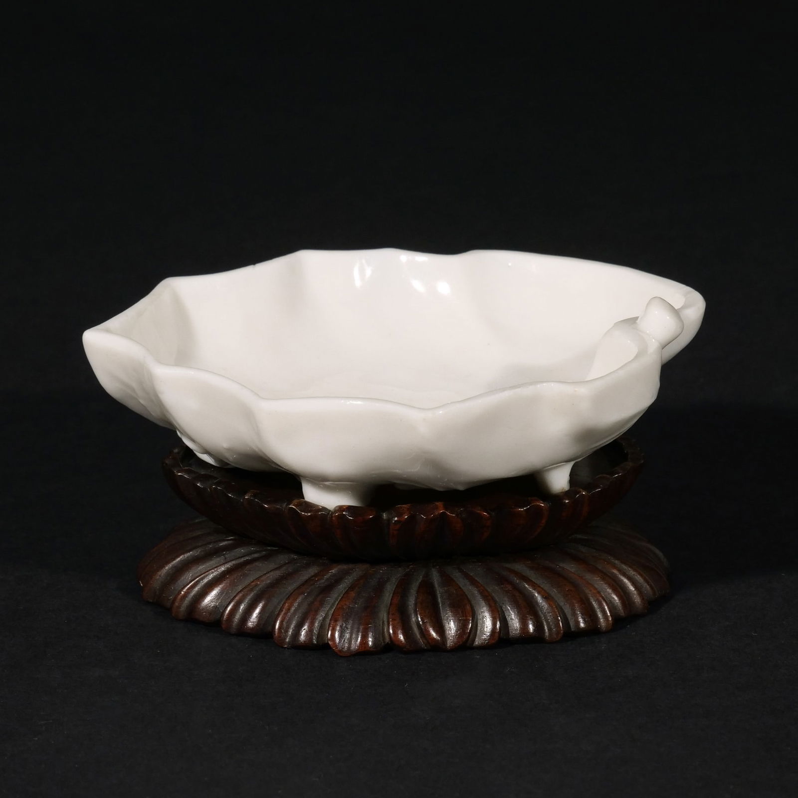 CHINESE DEHUA LEAF-FORM BRUSH WASHER (1 of 8)