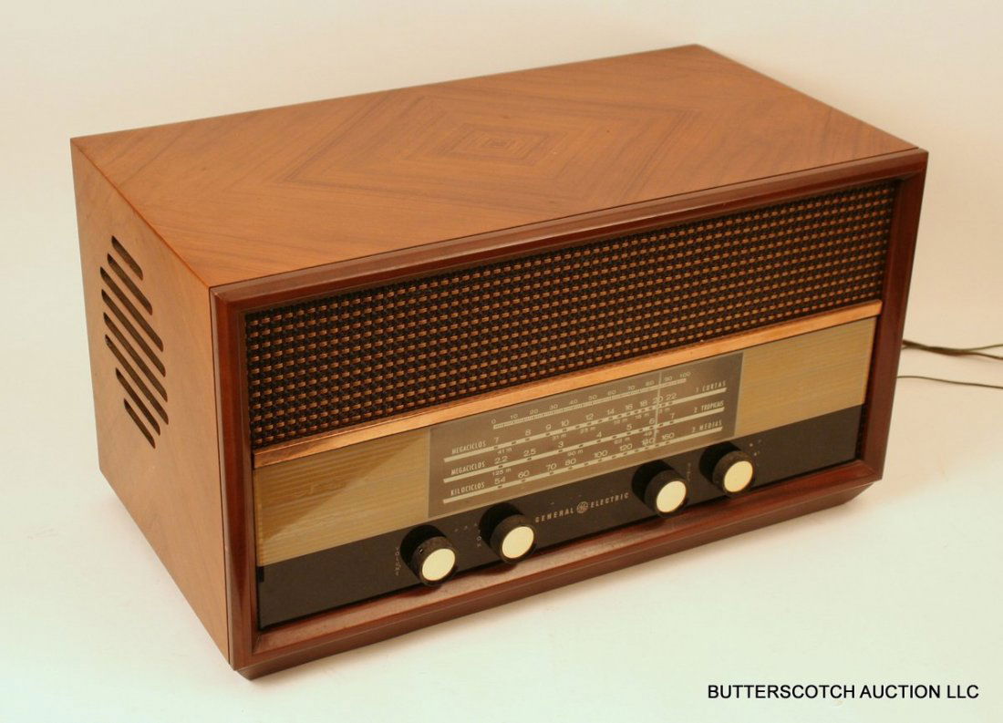 613) VINTAGE GENERAL ELECTRIC CASE RADIO: 613) VINTAGE GENERAL ELECTRIC CASE RADIO, model R-16-36, H: 12" 21 1/4" x 11 1/2"