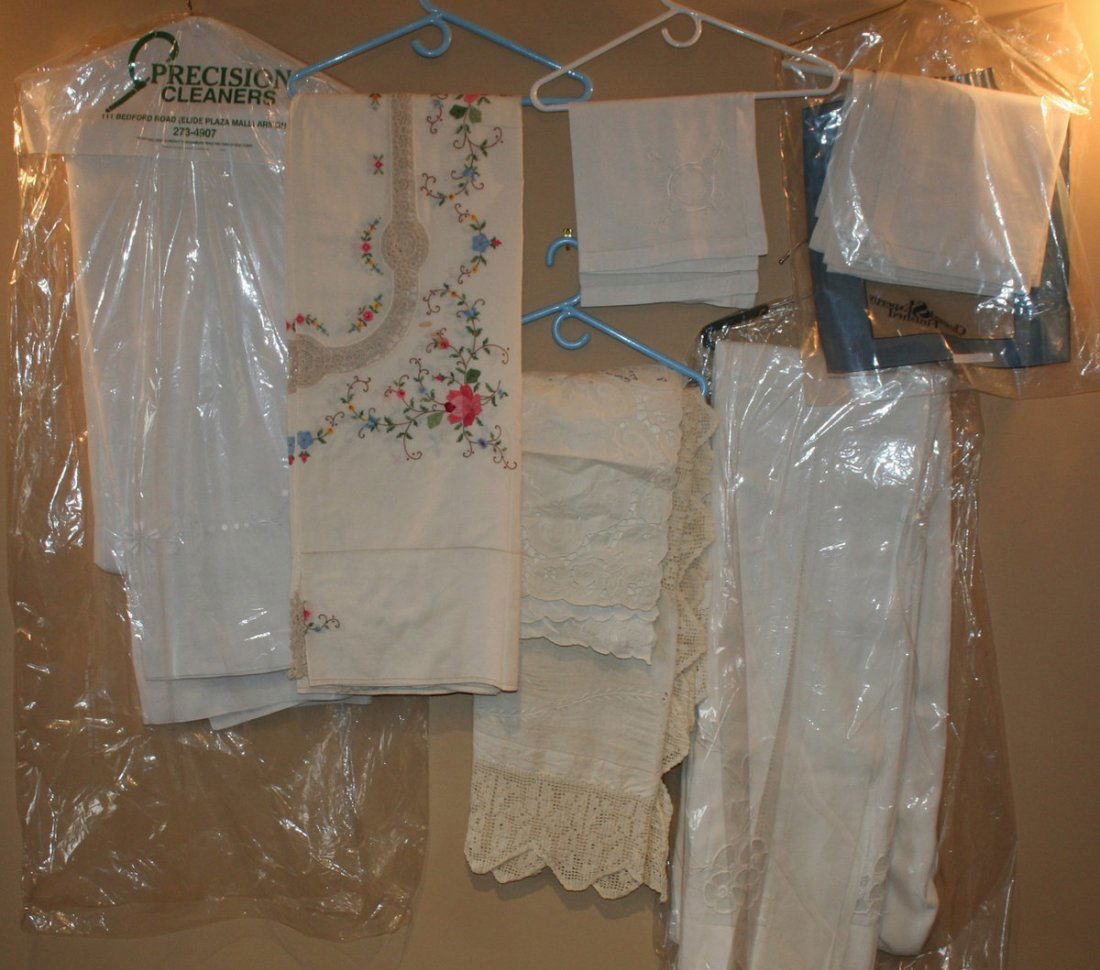 404) GROUP OF LINENS, including 2 banquet table: cloths, hand towels, 8 napkins, etc.