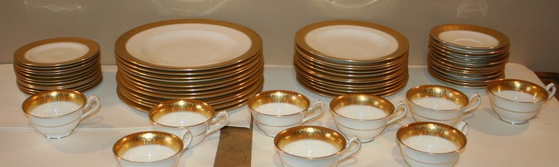 425) ROYAL CROWN DERBY CHINA SERVICE with gilt: surrounds, including: 9 cups, 12 saucers, 12 dinner plates, 12 bread and butter plates, 12 salad plates; 57 pieces