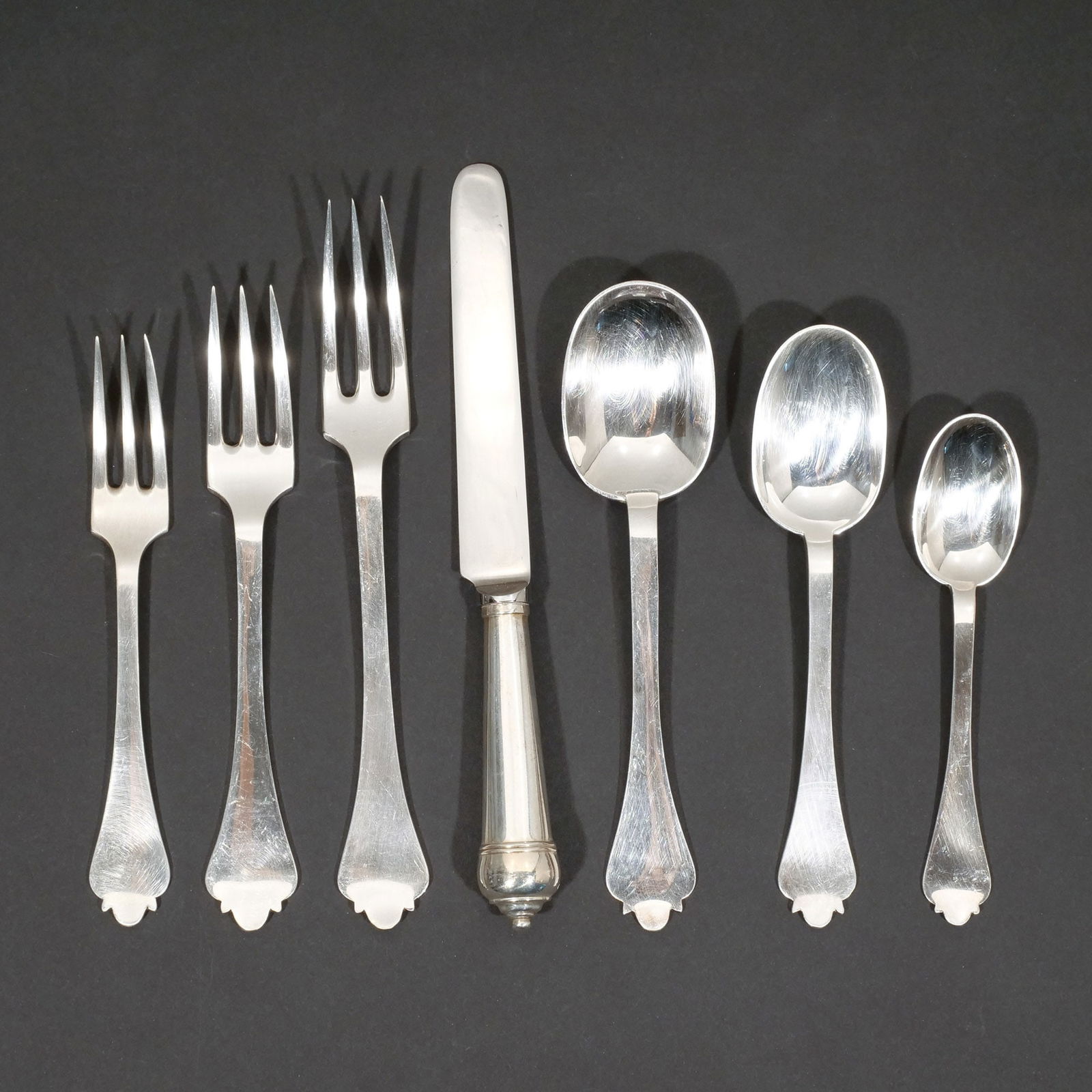 (56pc) JAMES ROBINSON ENGLISH STERLING FLATWARE: Trifid pattern, London, circa 2002; including 8 table knives with pistol handles, 8 dinner forks, 8 luncheon forks, 8 dessert forks, 8 soup spoons, 8 dessert spoons, 8 teaspoons; 98.5 ozt weighable Pr