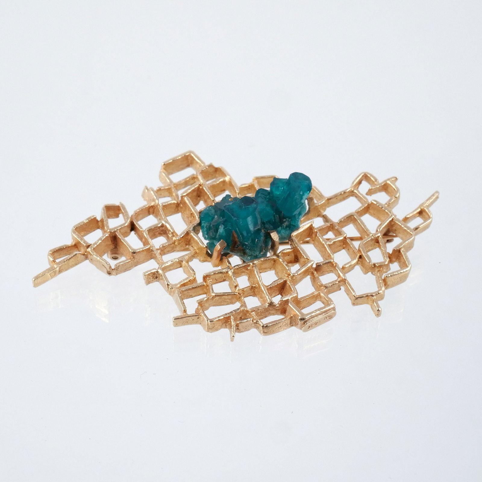 ED WIENER 14k GOLD & EMERALD BROOCH: Ed Wiener (American, 1918-1991), Brutalist design with amorphous shaped emerald, marked with maker's initials 'EW' and '14k', 20.2 grams total h. 1-1/4 w. 3 in. Provenance: A Rye, NY estate