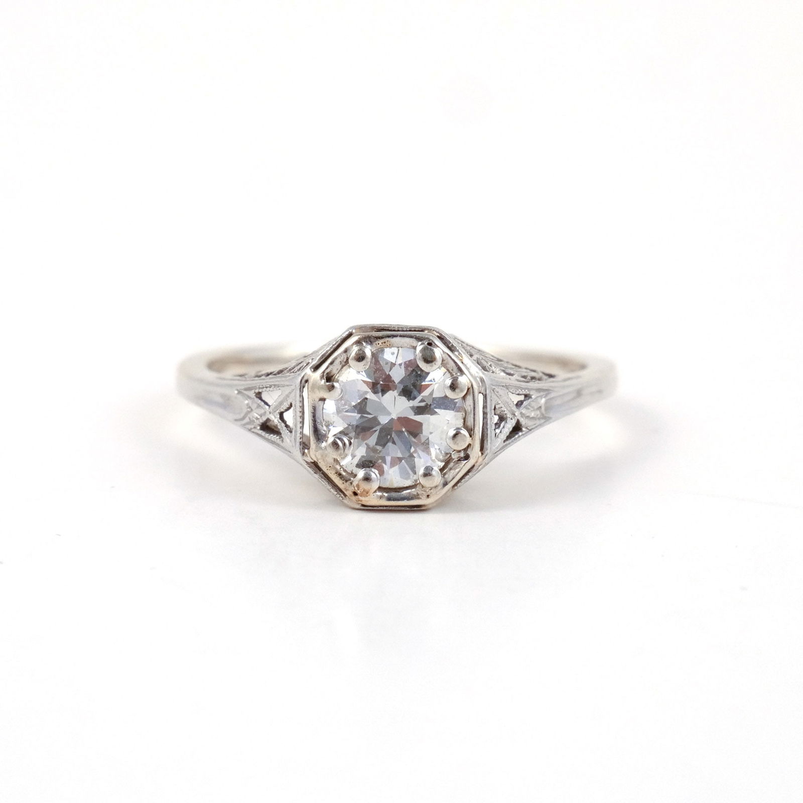 SOLITAIRE ROUND BRILLIANT DIAMOND RING (1 of 4)