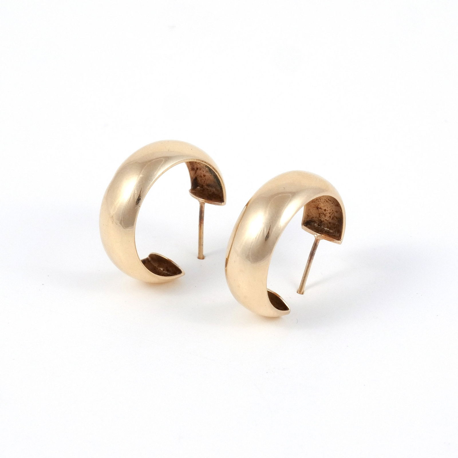 PAIR 14K GOLD HOOP STUD EARRINGS: Marked '14k' and with maker's mark 'M', 5g weighable dia. 7/8 in. Provenance: A Greenwich, CT estate