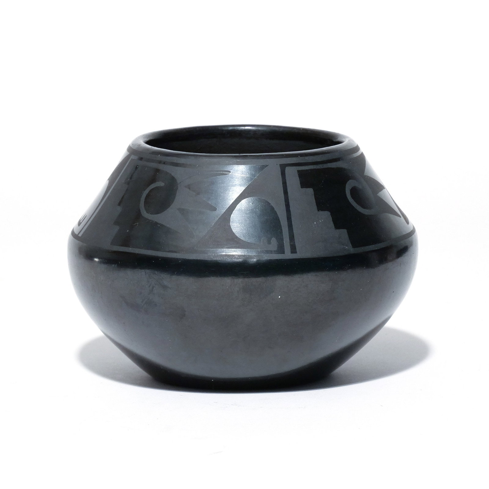 MARIA & SANTANA MARTINEZ BLACKWARE POT (1 of 7)