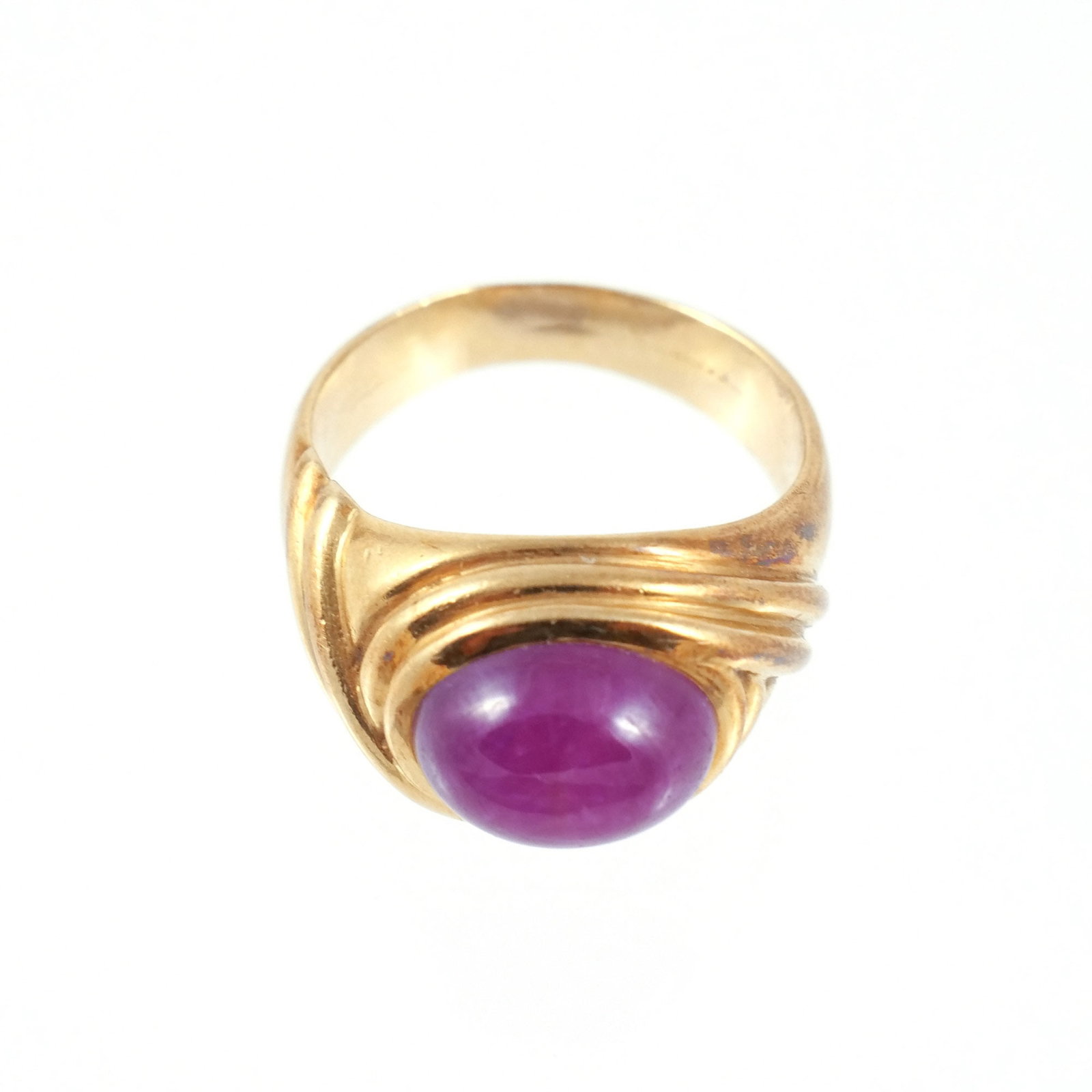 18K GOLD AND RUBY CABOCHON RING - 7