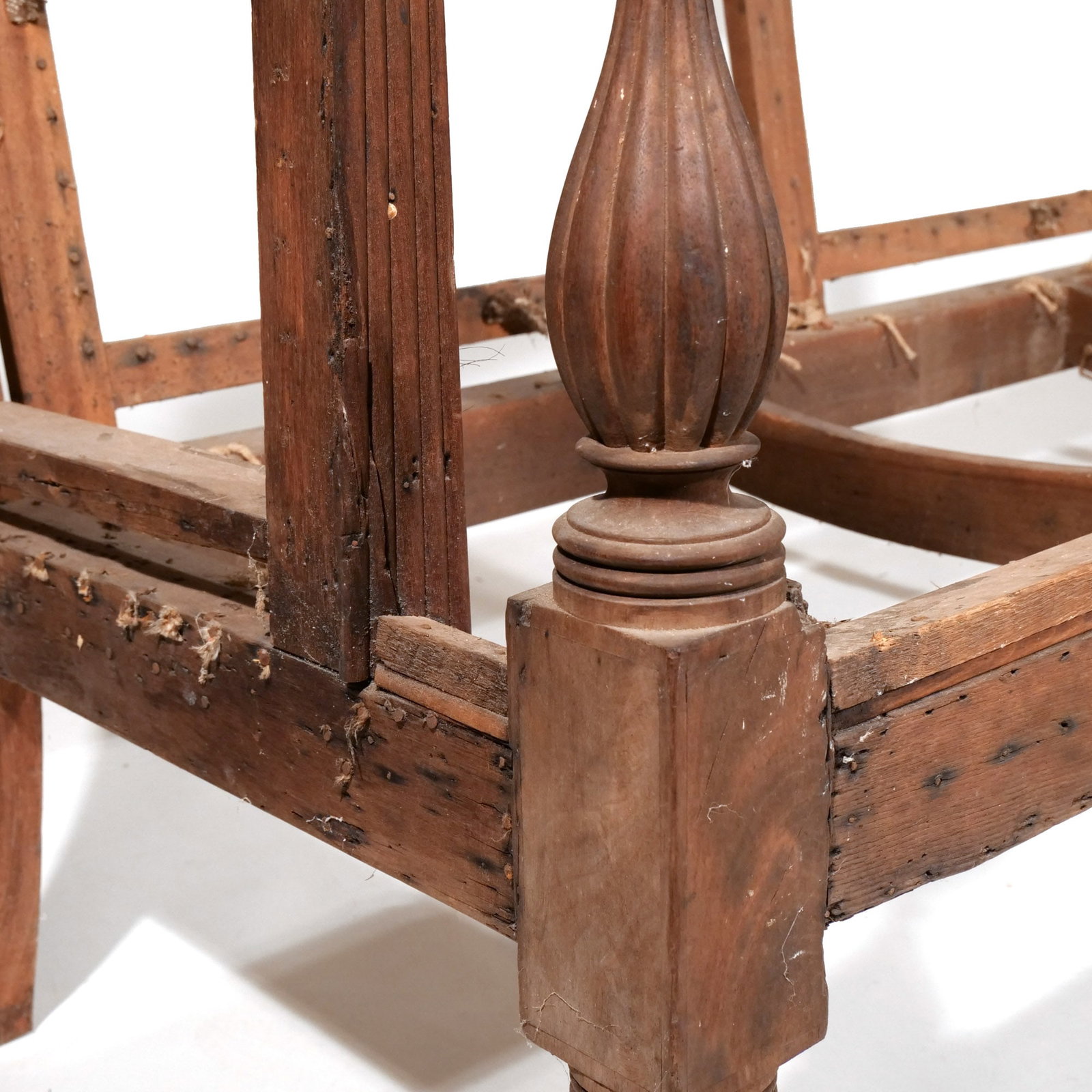 AMERICAN CLASSICAL WALNUT SOFA - 10