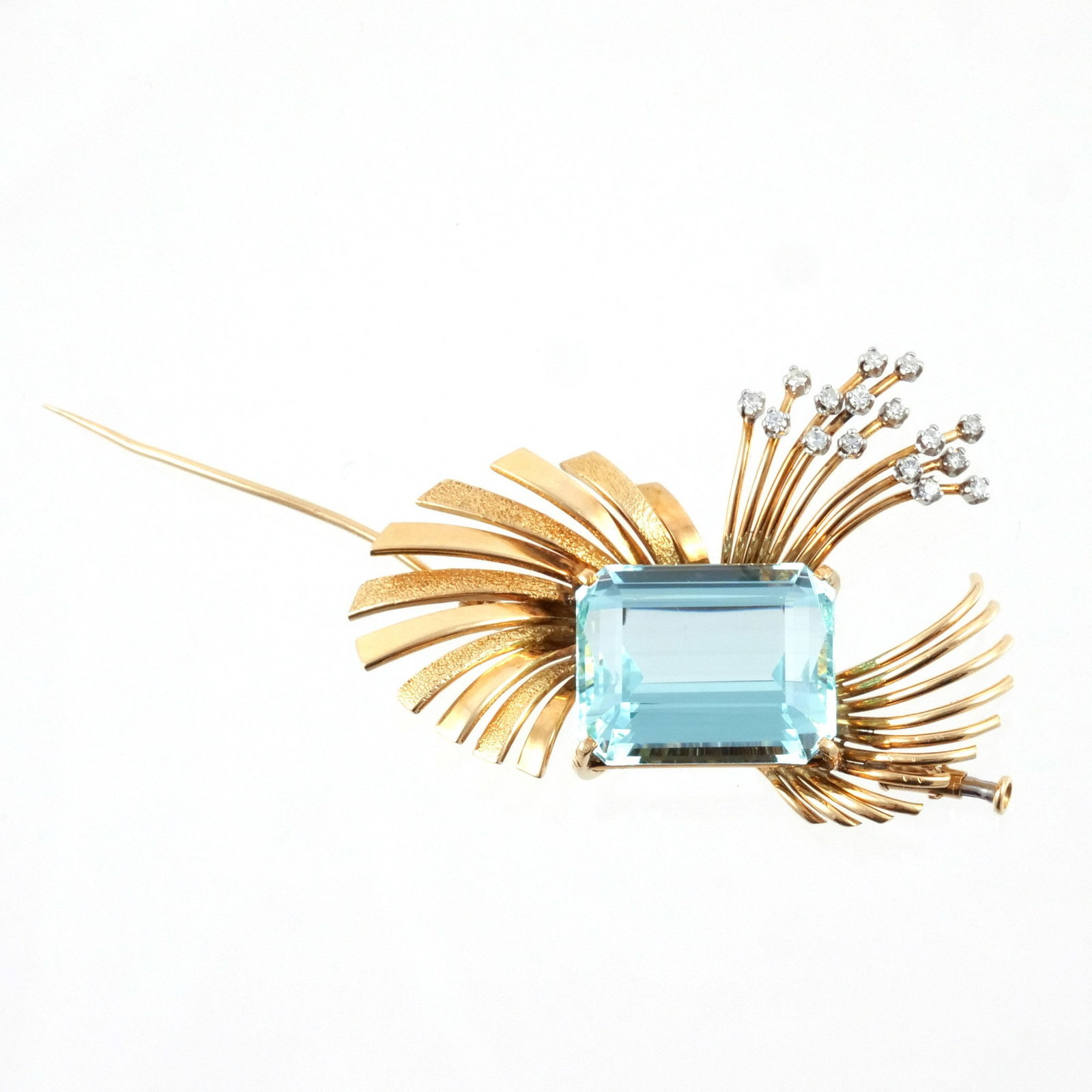 18K GOLD, AQUAMARINE, and DIAMOND BROOCH: Centering an approx. 30 ct emerald cut aquamarine, spray form composed of polished and textured gold ribbons and accented by a spray of melee diamonds in white gold or platinum settings, marked '18'