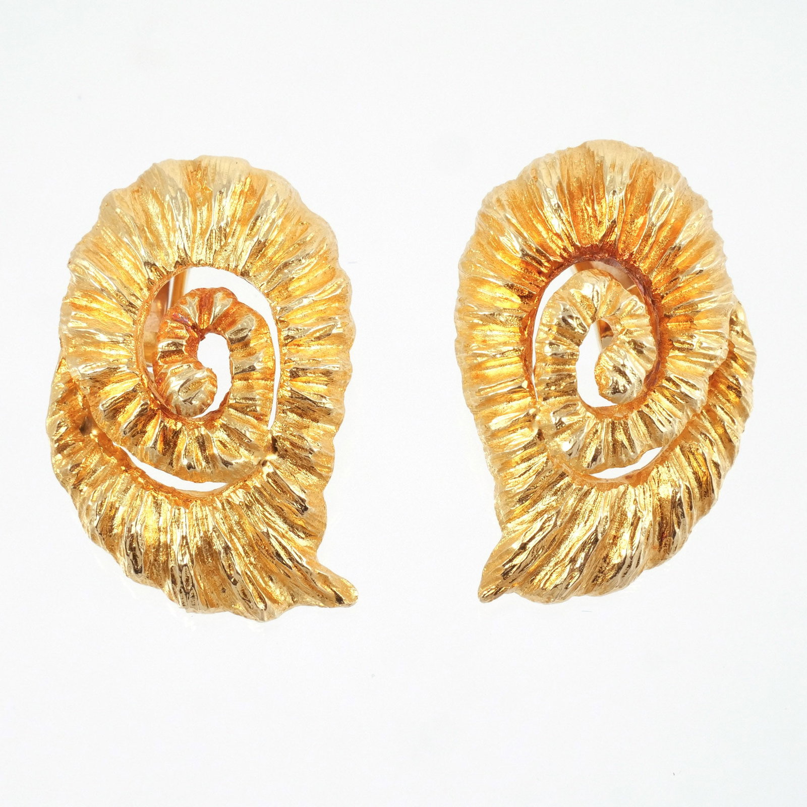 PAIR of 18K GOLD SPIRAL SHELL FORM EAR CLIPS: Openwork spirals of shell form in textured 18k gold, marked '750', 20 g total weight h. 1-1/2 in. Provenance: Descended through the estate of U.S. Ambassador James C. H. Bonbright, Washington, DC