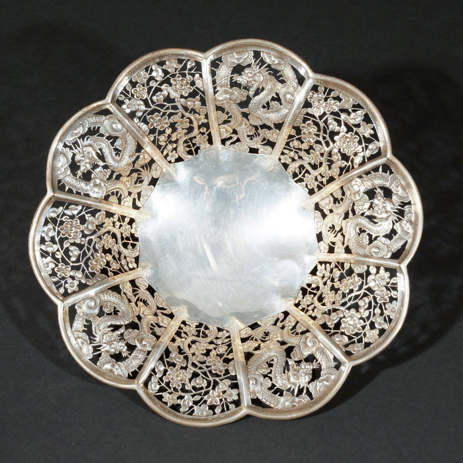 CHINESE EXPORT '97' SILVER RETICULATED BOWL: Panels showing alternating dragons and leaf scroll, with 'qiu ji' mark, 9.6 ozt dia. 8-1/2 in. Provenance: Descent through a prominent Greenwich, CT doctor's estate