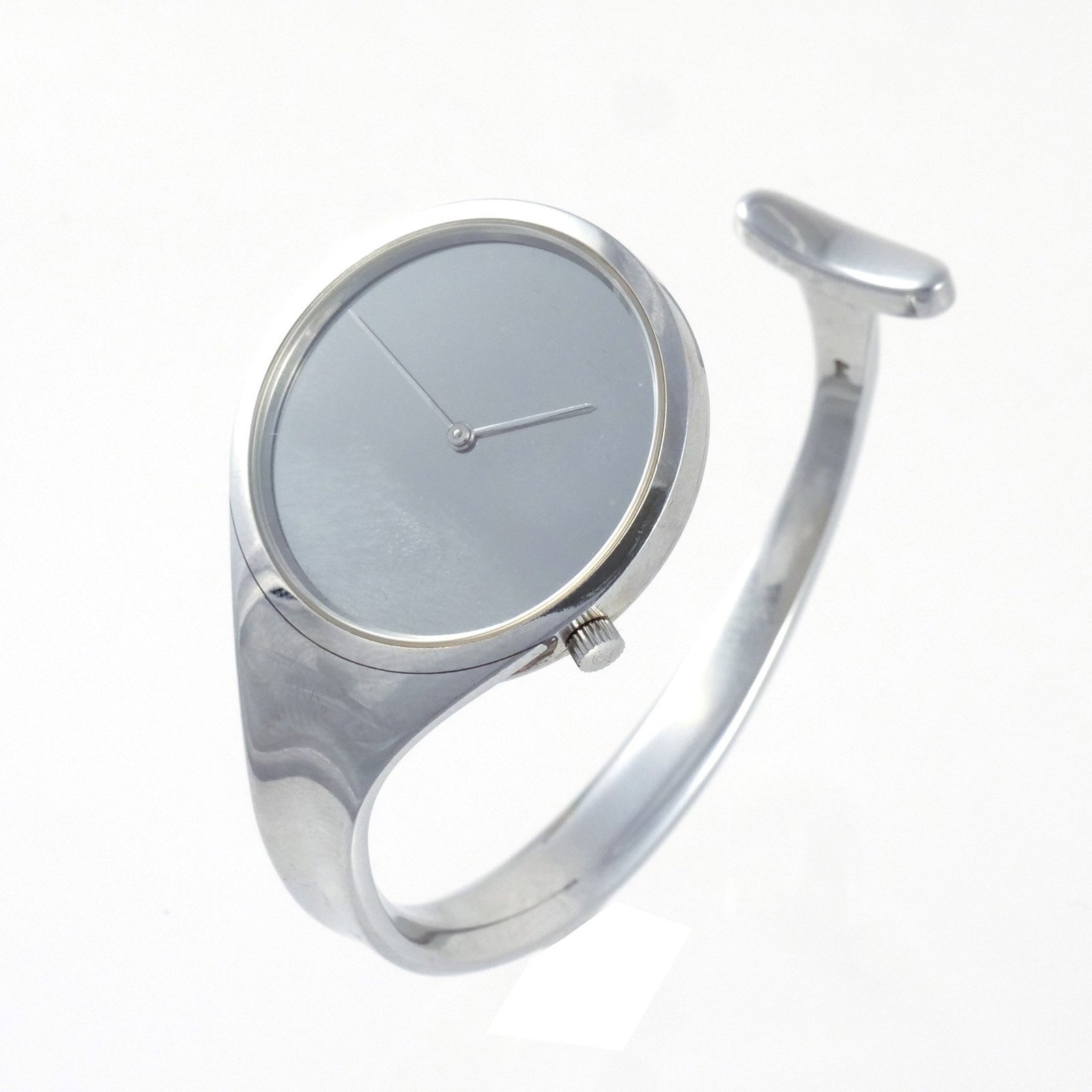 GEORG JENSEN TORUN LADIES CUFF WATCH: Stainless steel with mirror face, case marked 'Georg Jensen / Denmark / Stainless / 326 / Design / Torun' and numbered '21688', dia. 33 mm, marked size 'M', 6-3/4 in. interior circumference dia. 33 mm