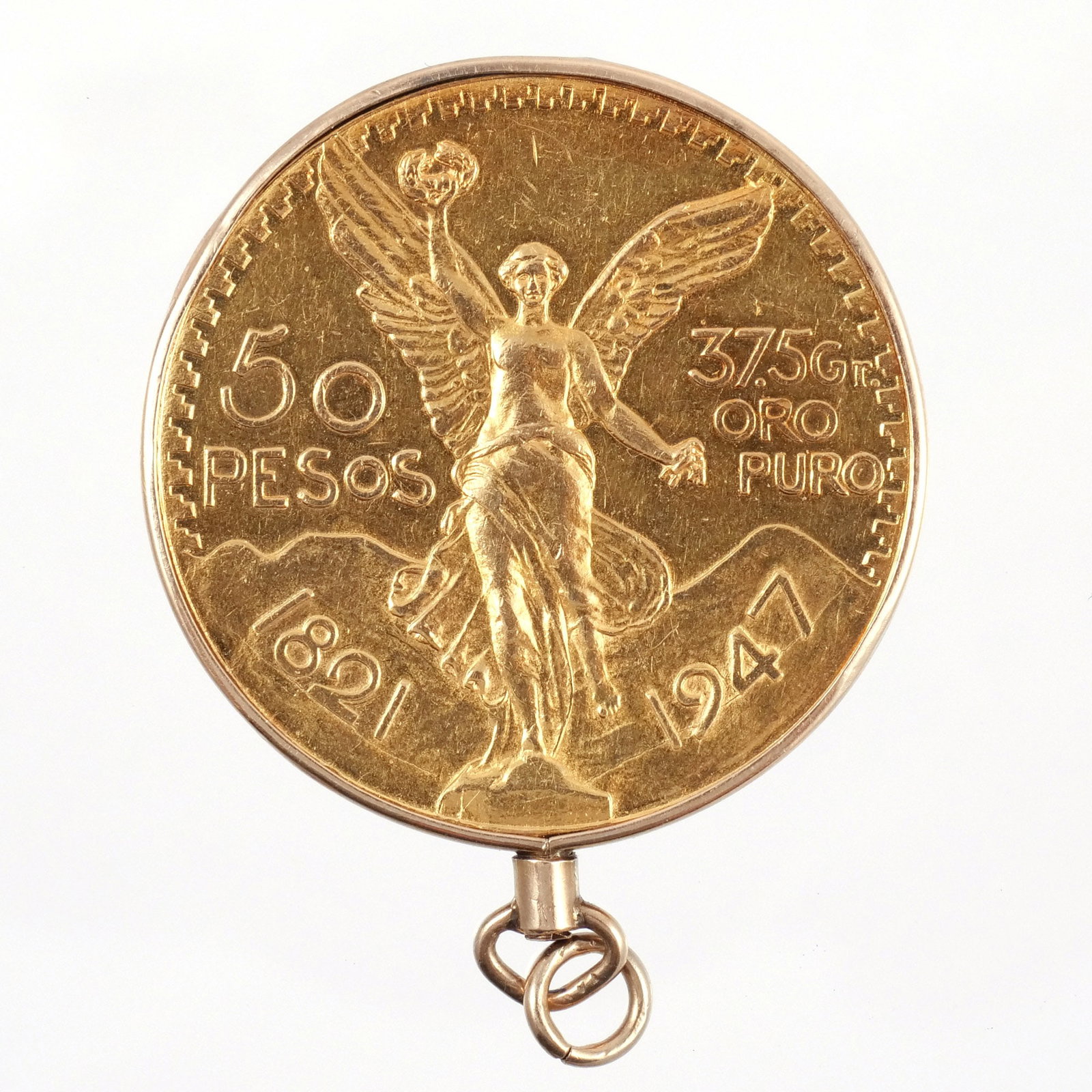 1947 50 PESOS GOLD COIN: .900 (21.6k) gold, mounted as a pendant with 14k gold surround, 43.8 g total weight Provenance: Descent through the consignor's family