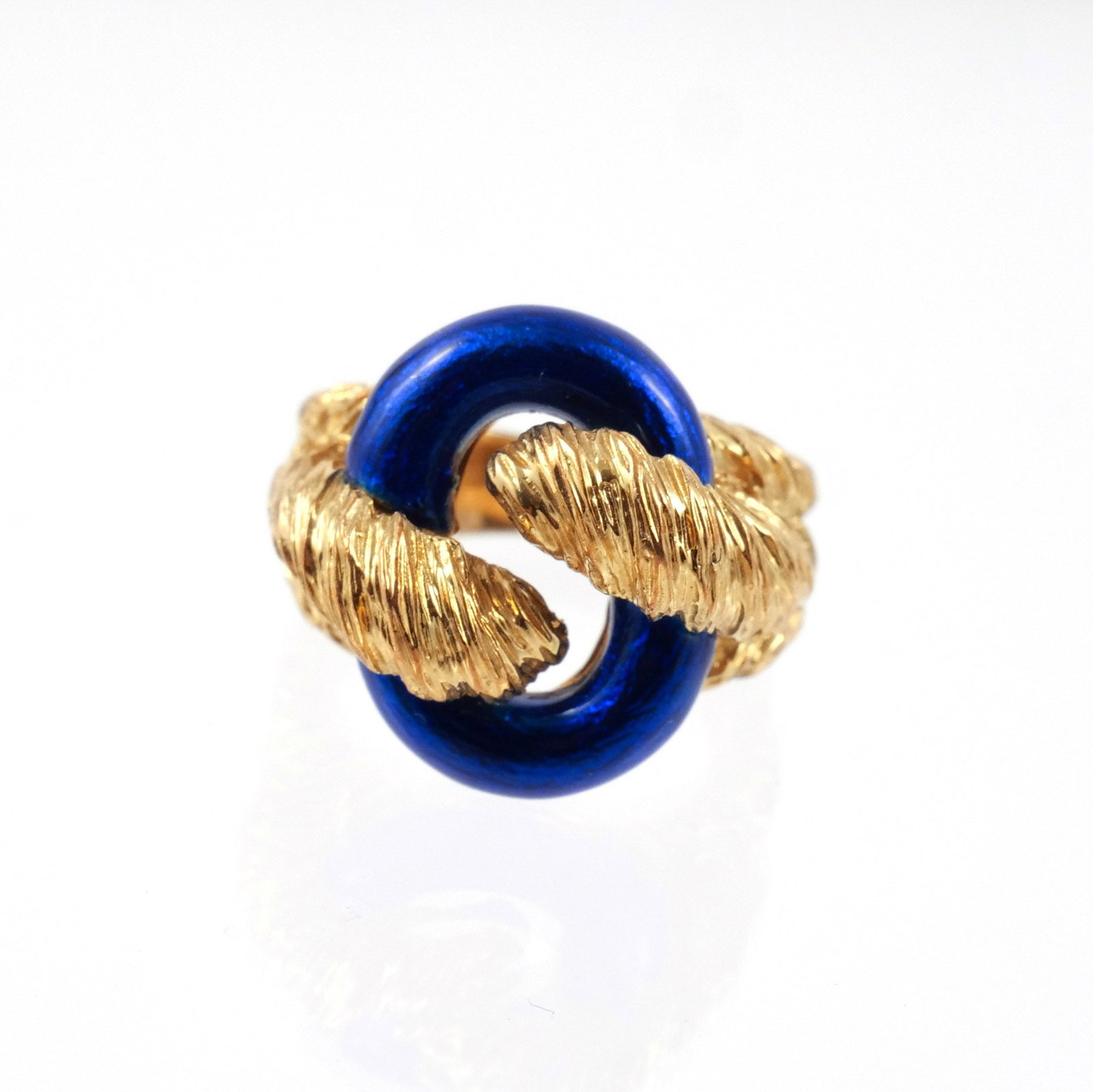 18K GOLD & BLUE ENAMEL RING: In the style of Van Cleef & Arpels, with an open oval enamel center mounted in textured rope-form gold, marked '750', size 5-1/4, 15.3 g total weight h. 3/4 in.
