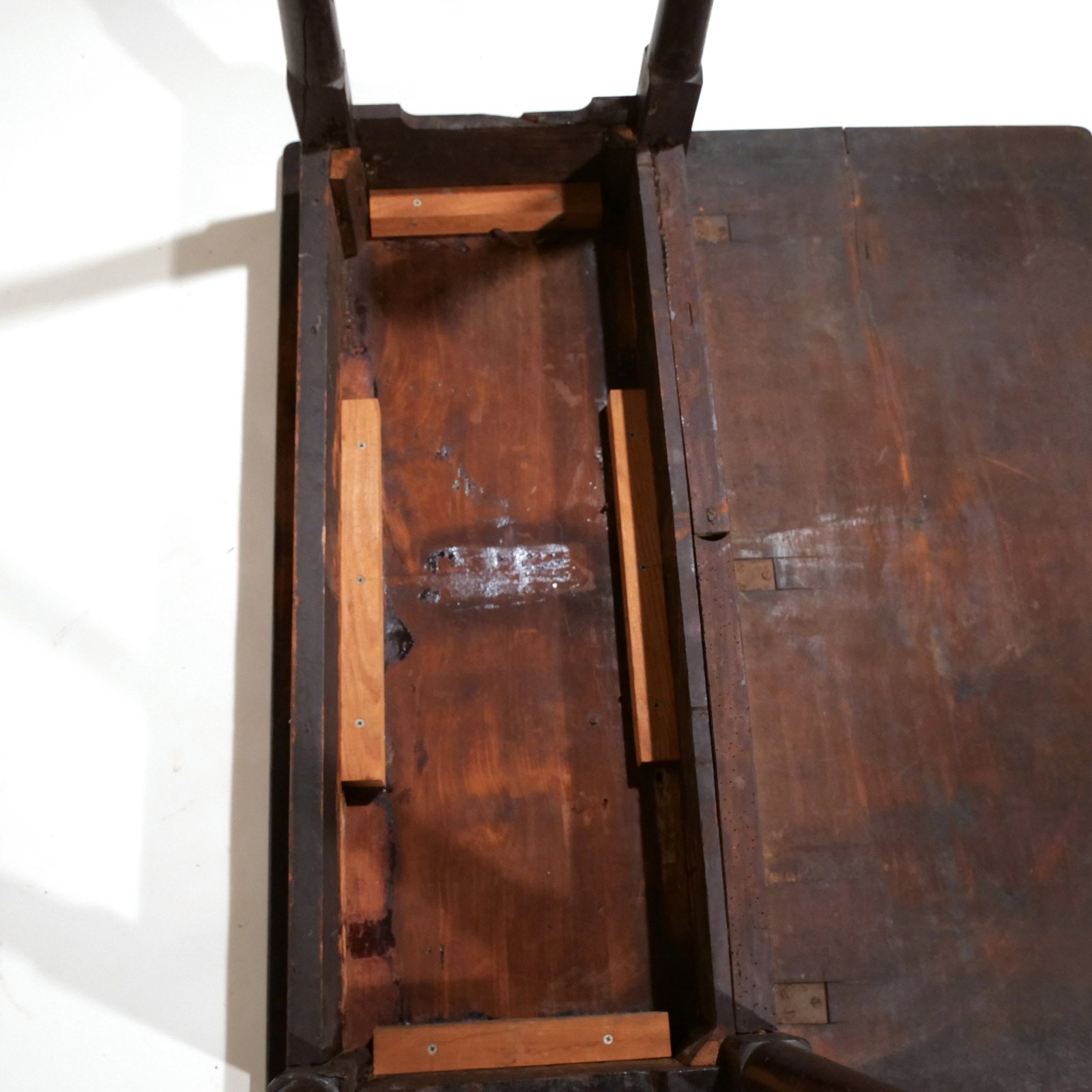 QUEEN ANNE WALNUT DROP-SIDE TABLE - 12