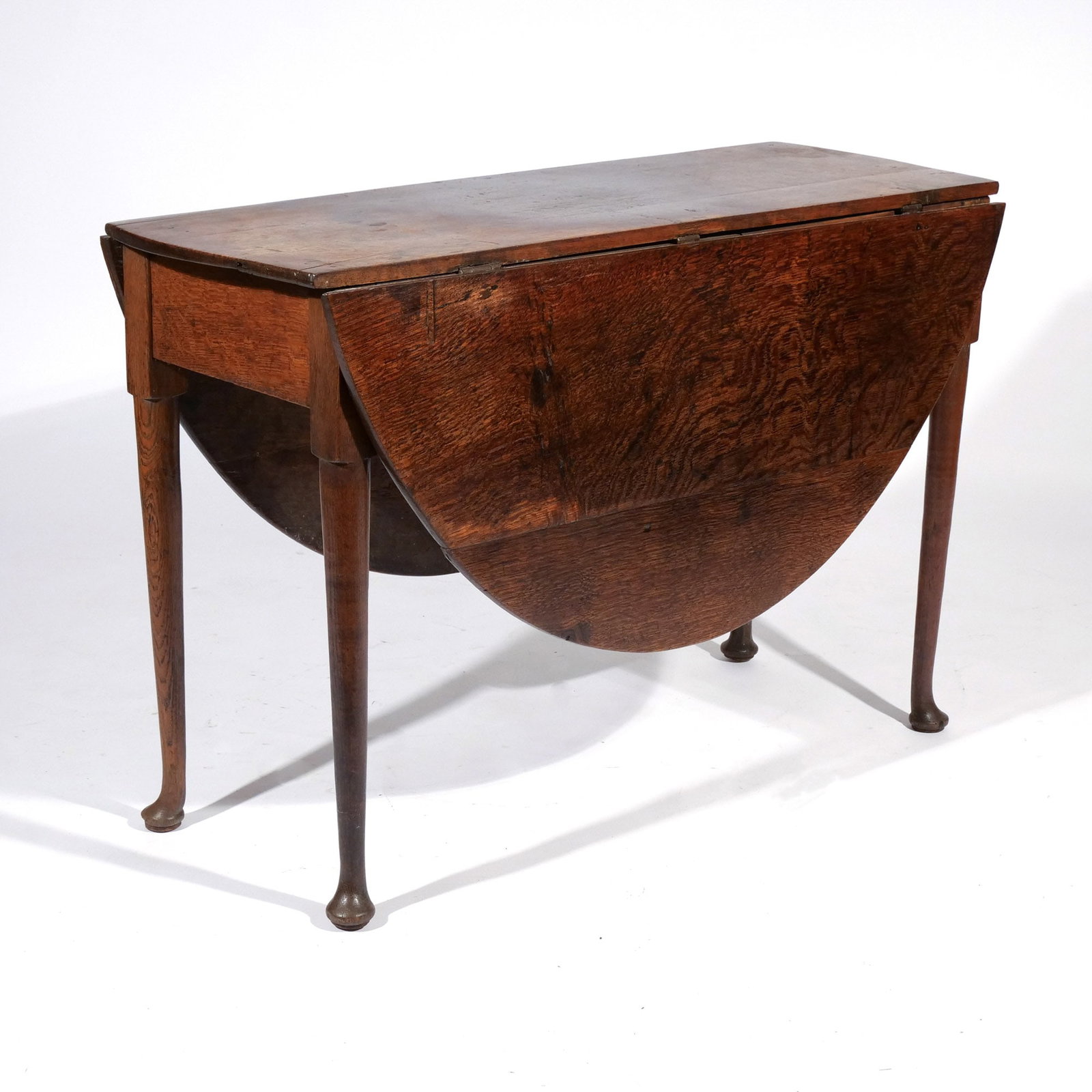 QUEEN ANNE OAK SMALL SIZE DROP LEAF TABLE: Two-board top h. 28 w. 41 d. 16 in. overall: 28 x 51-1/2 x 16 in. (open) Provenance: Landmark Hoyt Homestead, Pound Ridge, NY [In Situ Item] This item will not be on display in our saleroom during