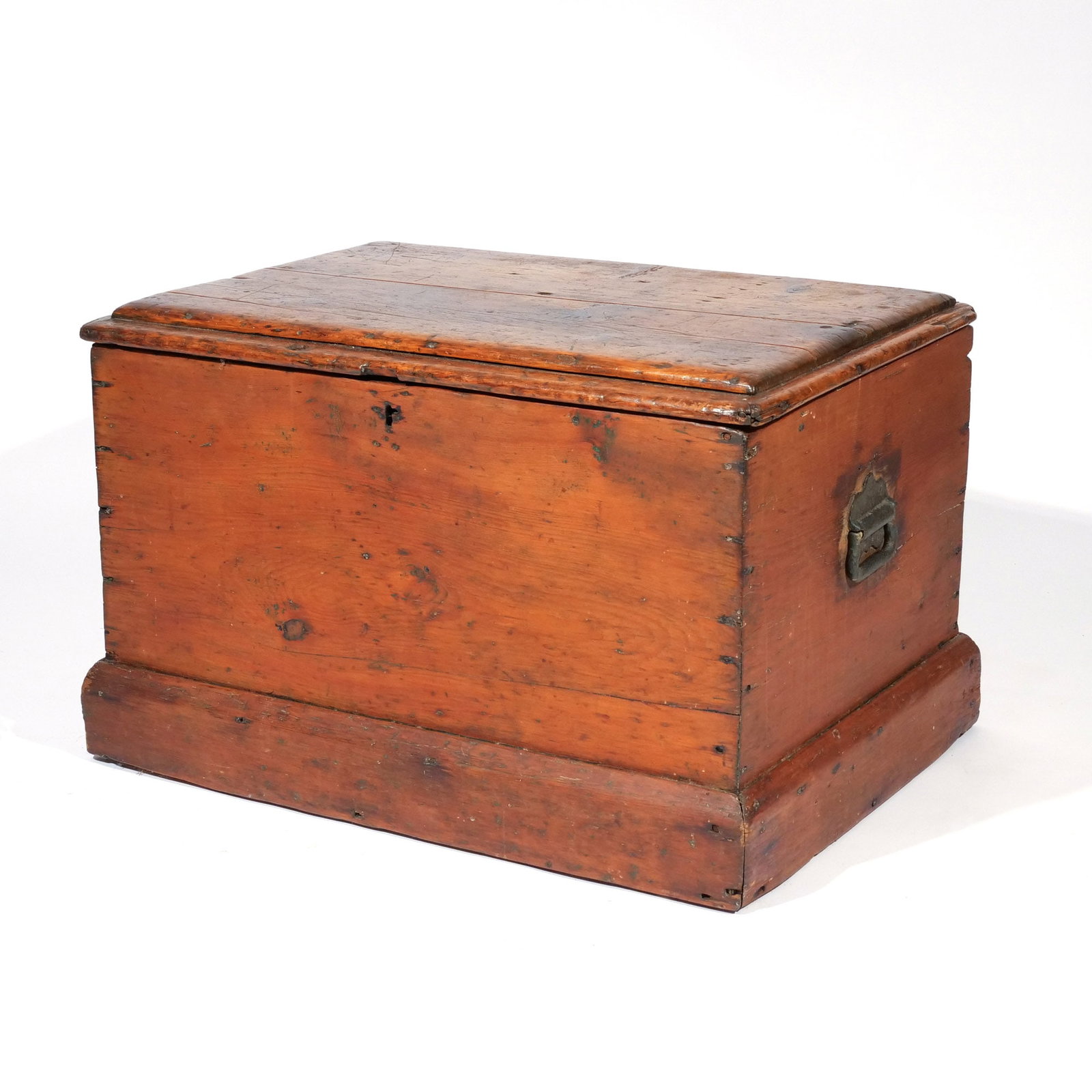 ANTIQUE PINE STORAGE TRUNK: Having side handles h. 22 w. 34-1/2 d. 25 in. Provenance: Descent through a prominent Greenwich, CT doctor's estate [In Situ Item] This item will not be on display in our saleroom during our preview p