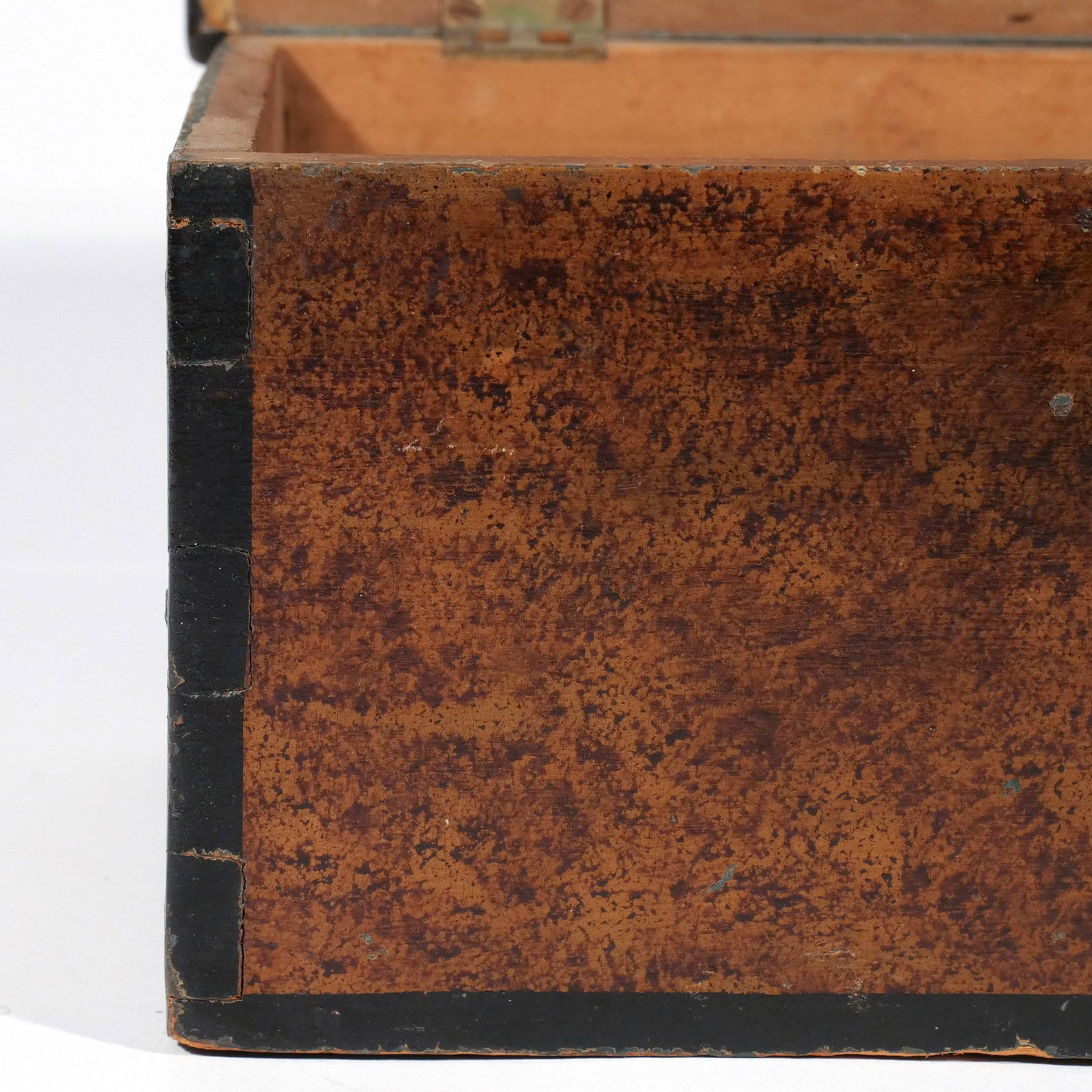 AMERICAN SPONGE-PAINTED TABLE BOX - 7