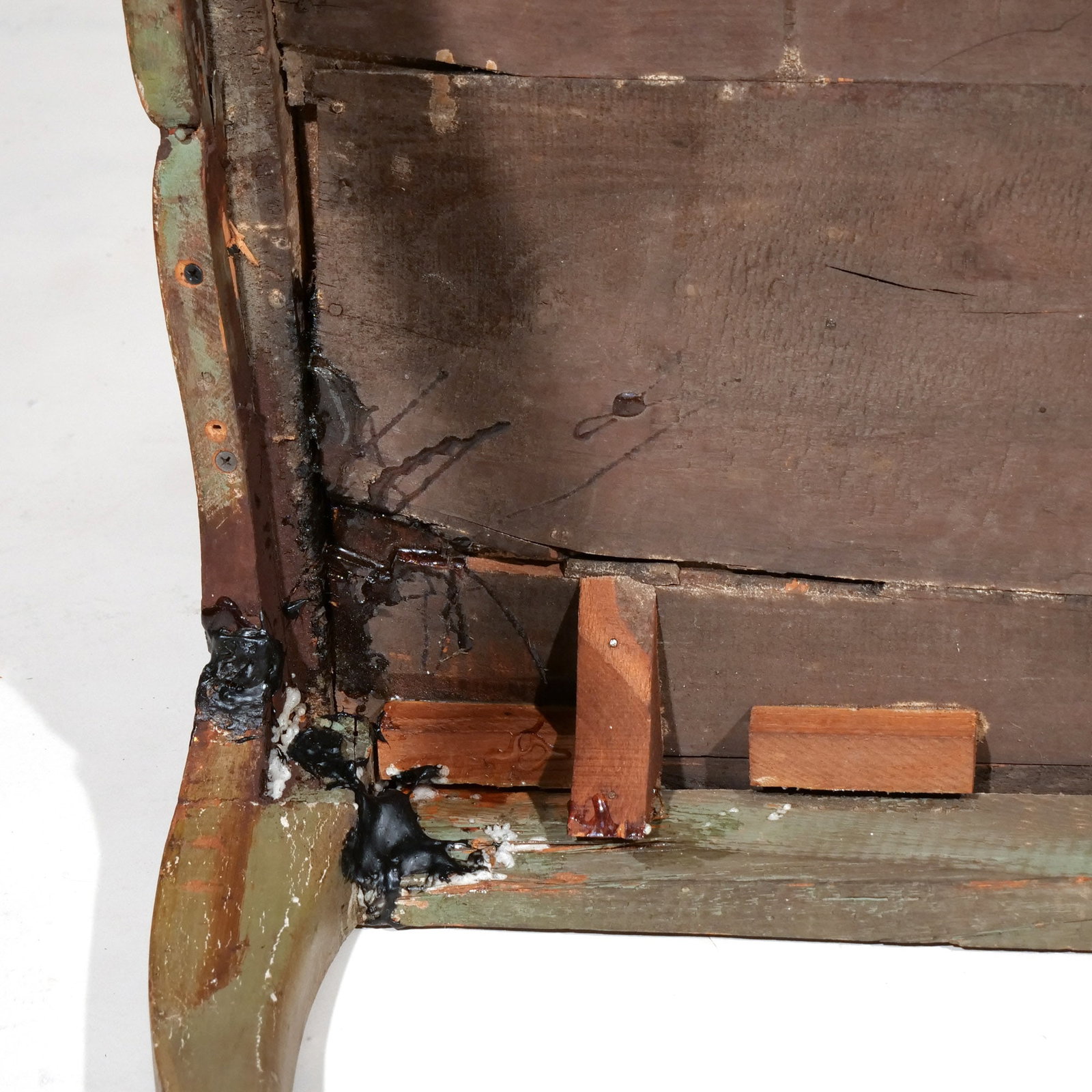 18THC. CONTINENTAL PAINT-DECORATED COMMODE - 11