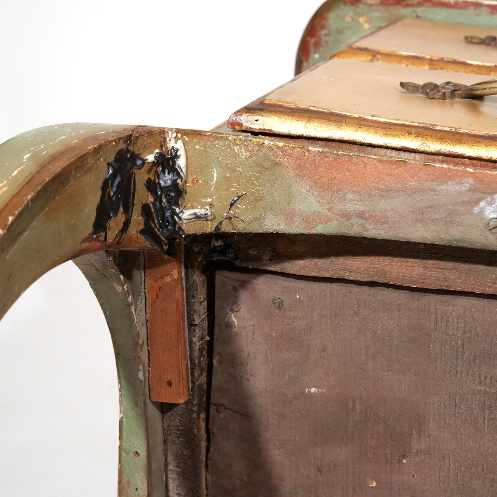 18THC. CONTINENTAL PAINT-DECORATED COMMODE - 12