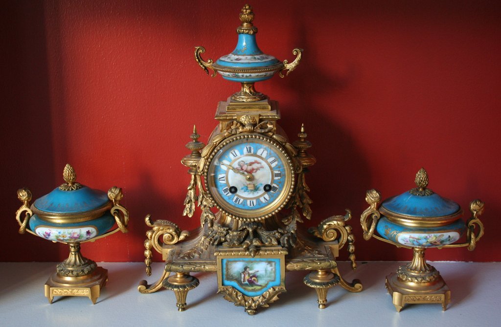 132) L 19. C. SEVRES-TYPE 3 PIECE GARNITURE SET: WITH ORMOLU MOUNTS,MOVEMENT MKD. G. PHILIPPS, PALAIS ROYAL, CONSISTING OF 2 JARS & CLOCK, CLOCK H.13 1/4", W.11", D.4" W/KEYS; JARS H.6 1/2" X 6", LID OF ONE JAR CRACKED