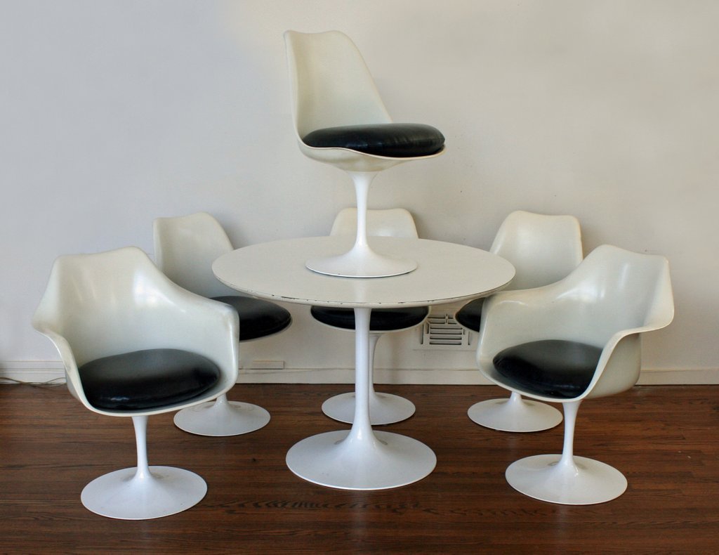 179) EERO SAARINEN DESIGN PEDESTAL TABLE: W/ FORMICA TOP AND 6 TULIP CHAIRS, 2 ARM & 4 SIDE - 2 OF SIDE ARE SWIVEL