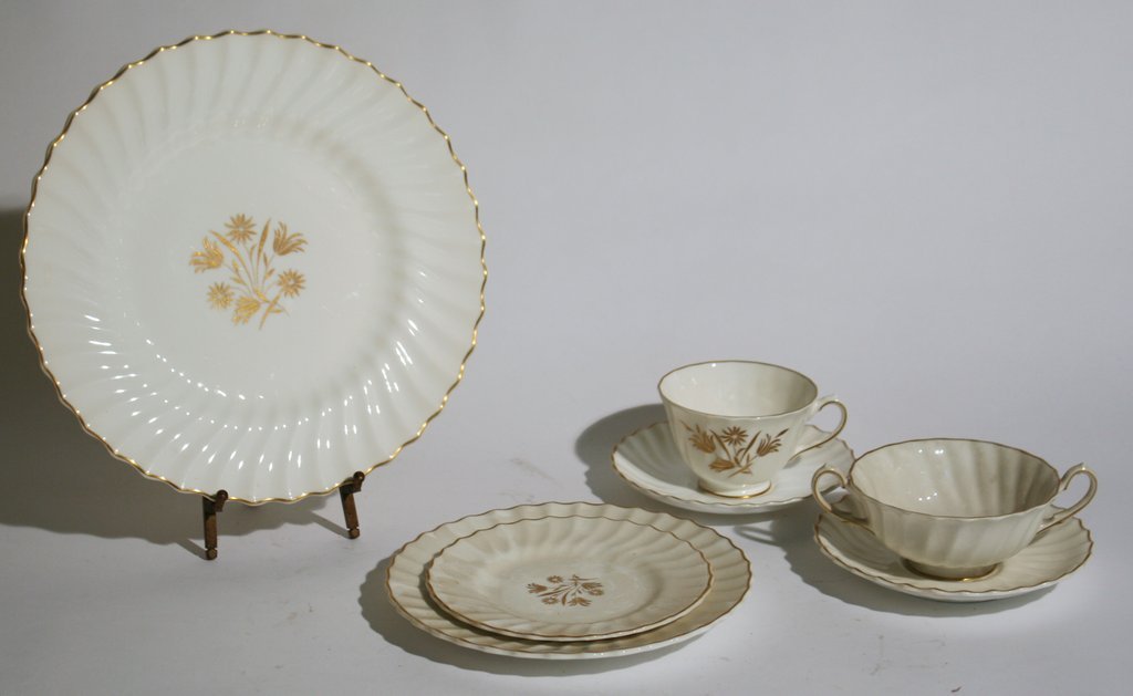 216) ROYAL DOULTON PARTIAL CHINA SERVICE 178 PCS: With gilt flower decoration, pattern: H4800, including: 28 cups, 27 saucers, 21 double-handle soups, 24 soup saucers (also usable with cups), 24 dinner plates, 24 butter plates, and 24 salad plates, (
