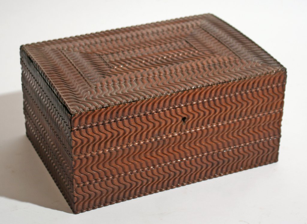 289) TRAMP-ART TYPE JEWELRY BOX, H: 6" W: 12 ¼": D: 8 ¾" with damage on top right edge