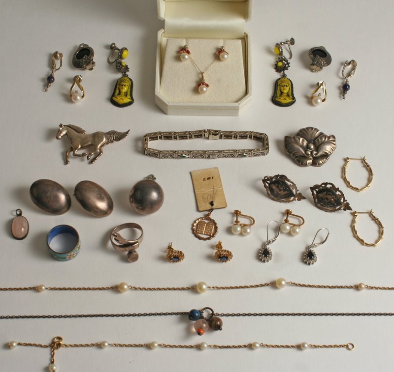 531A) GROUP OF MISC SS & GOLD JEWELRY: 14KWG FILIGREE: BRACELET W/SM. DIAMOND & 2 SM GREEN STONES, L.7"; GEORGE JENSEN DENMARK SS LEAF FORM PIN 1" X 1 1/4"; SS HORSE PIN; PR 14KYG EARRINGS EACH W/2 - 6mm PEARLS; 3 PC SUITE - ITALIAN 14KYG CHAIN & PENDANT 