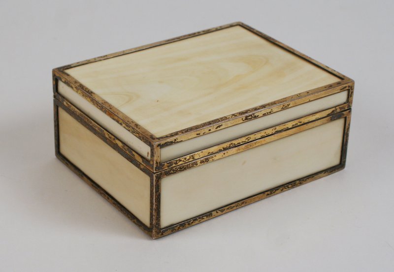 535S) ENGLISH SILVER & IVORY BOX,: BY CHARLES & RICHARD COMYNS, C. 1901, made in London for Howard & Co., 4 ½ x 3 ½ x 2"H.