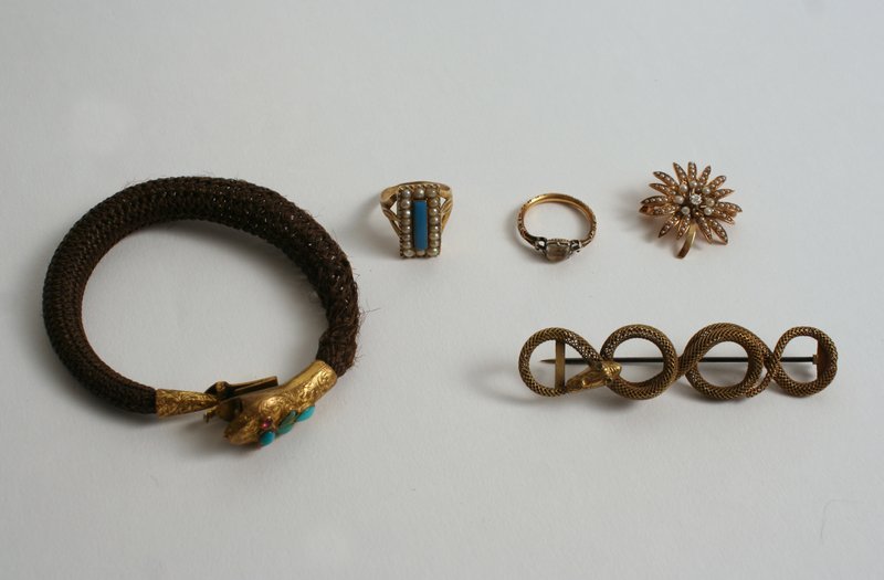 540A) 5-PC. JEWELRY LOT: VICTORIAN HAIR BRACELET: w/ low carat gold clasp, turquoise colored stones and 2 small pink cabochons; 9KYG & SEED PEARL PIN W/sm. central diamond; COILED GOLD WIRE OPEN WORK SNAKE PIN, L. 2 ¾; 9 CT. GOLD RING W/ENAMEL AND S