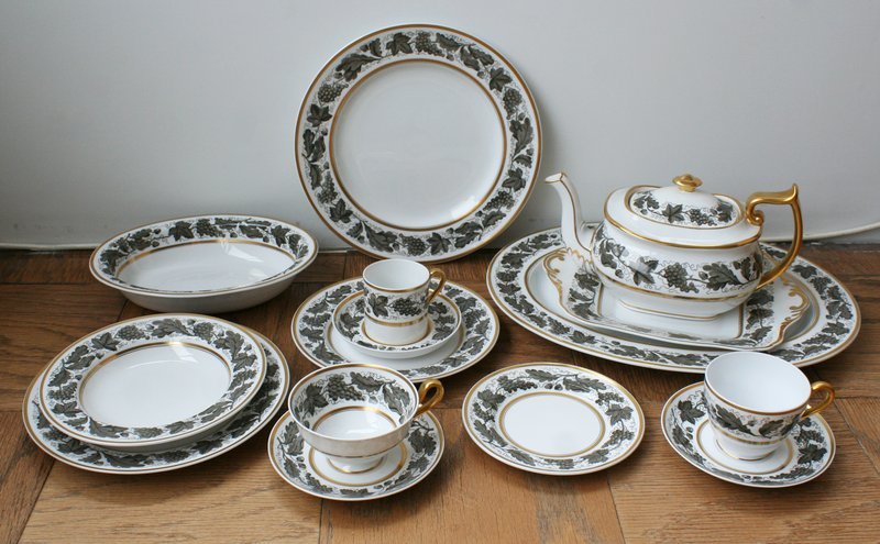 SPODE CHINA SERVICE: in the "Kent" pattern, including 10 tea cups & 15 saucers, 4 coffee cups, 12 demi cups (1 dmgd), 14 salad plates, 14 luncheon plates, 14 dinner plates, 10 soup bowls, 10 bread and butter, plus an open