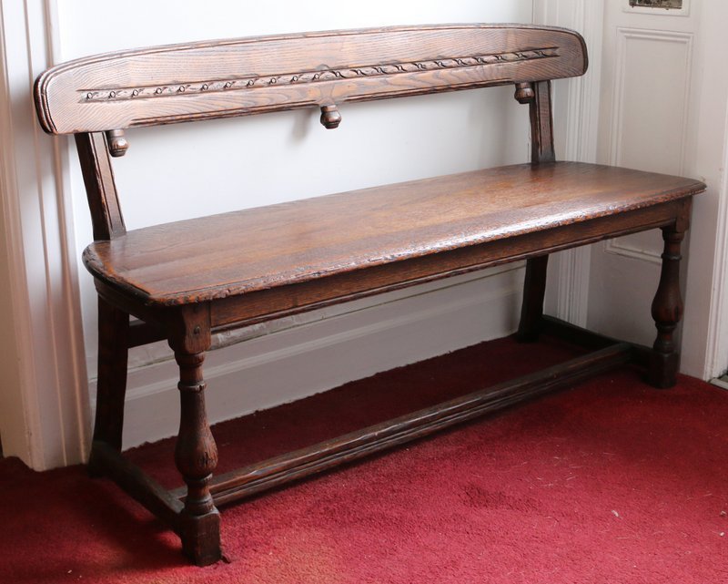 E. 20TH C. OAK SETTEE, H. 29", W. 50", D. 18": .