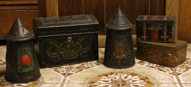 5 TINS:: 2 Huntley & Palmers biscuit tins, h. 9"; 1 tole spice box, h.7" w. 10" d. 6", plus two small boxes