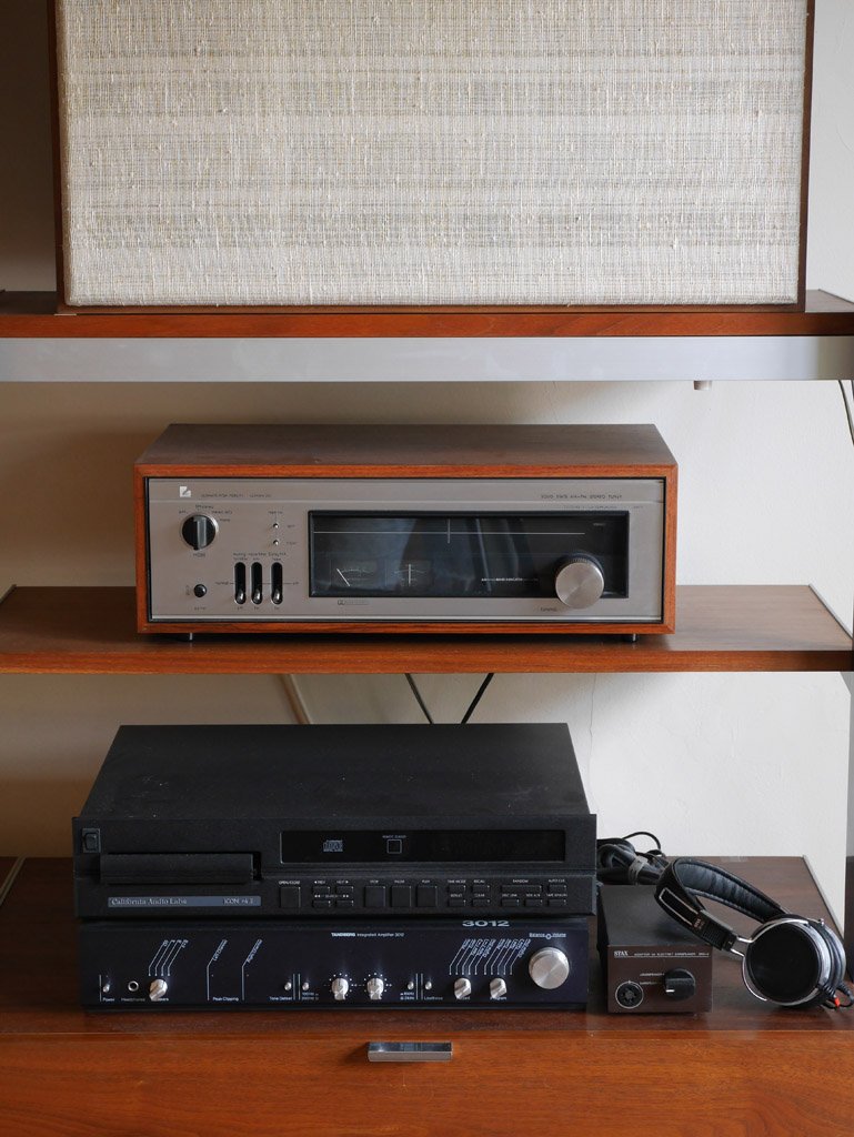 VINTAGE HIGH-FIDELITY HOME STEREO: Incl. Luxman T-310U solid state AM/FM tuner; California Audio Labs ICON MKII CD player; Tandberg Model 3012 stereo amplifier; Stax SRD-4 electret earspeaker and switch unit; pair of ADS L810 Loudspeak