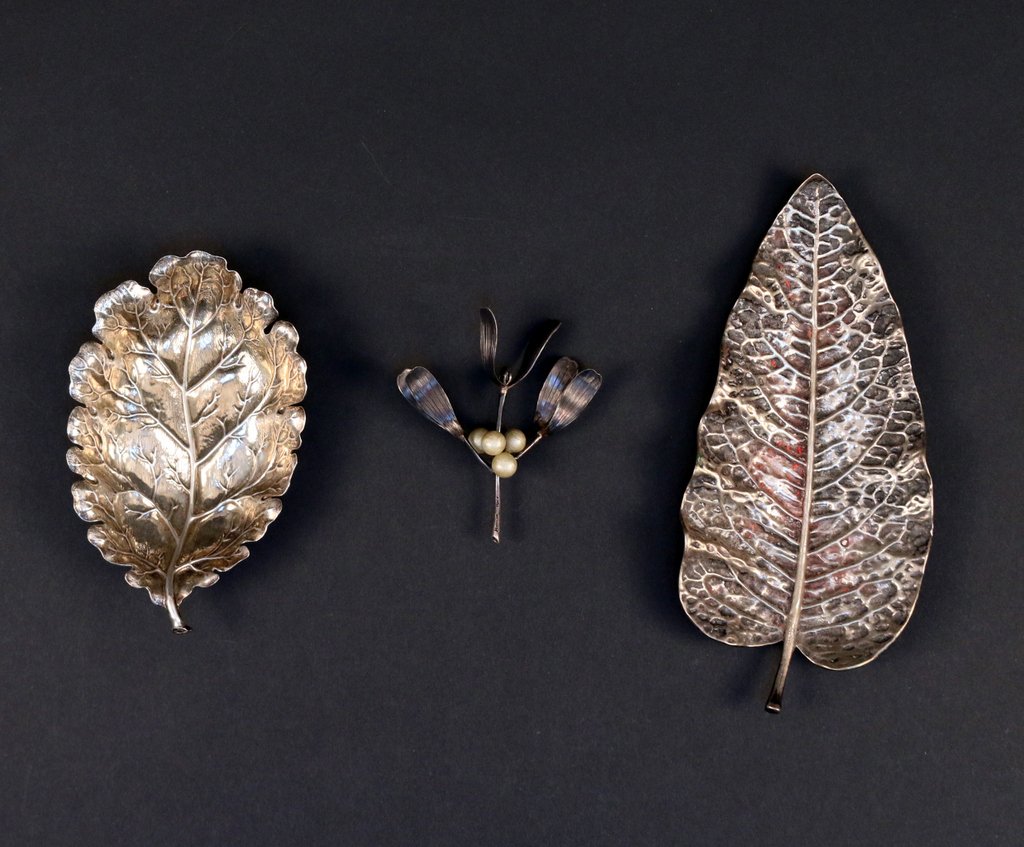 (3pc) BUCCELLATI SILVER,: including two leaf-form trays (8" the longest), and an ornament in the form of berries on a stem, approx. total weight: 11 toz.
